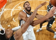 开云体育-雄鹿轻取尼克斯，希腊怪兽砍下+