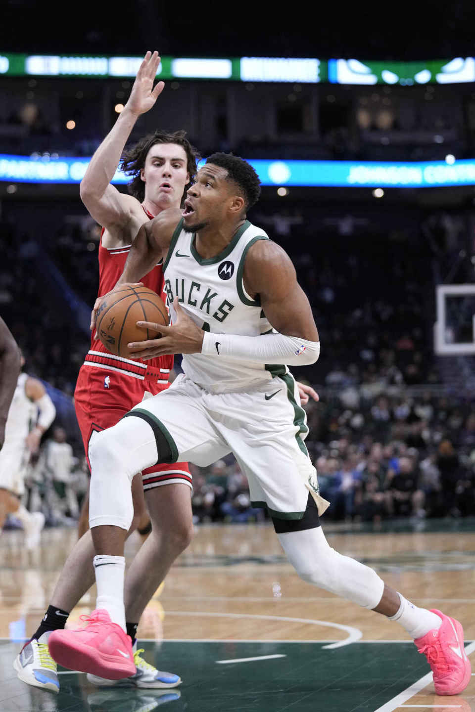 快船鏖战公牛,字母哥送出助攻 快船鏖战公牛,字母哥送出助攻