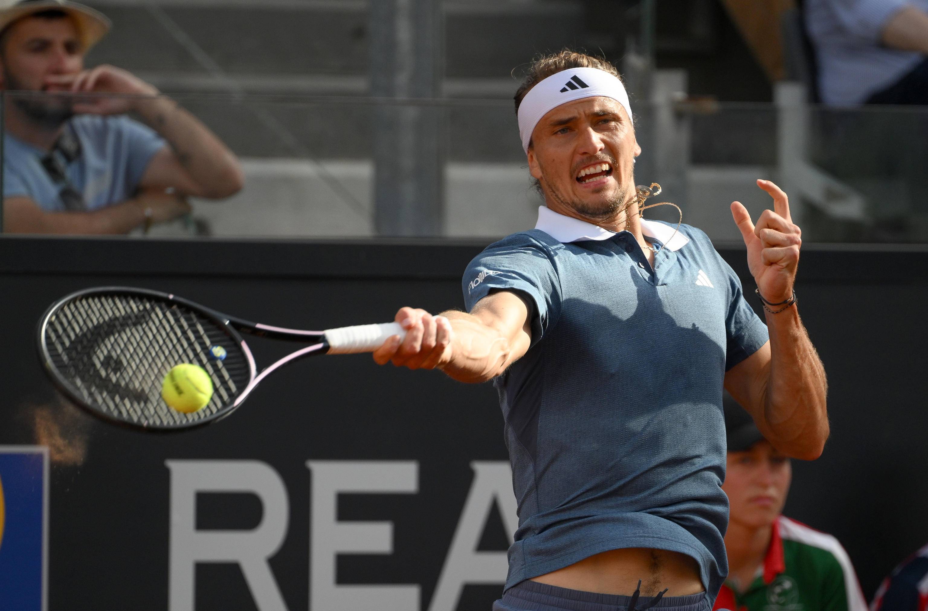 包含法国网球队完胜西班牙网球队，兹维列夫惊艳世界的词条