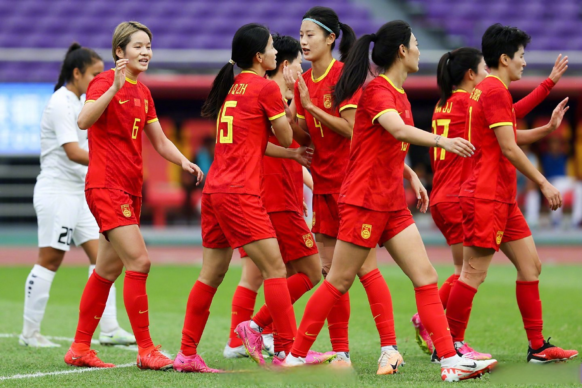 中国女足斩获国际赛一连胜赛后欢呼合影的简单介绍 中国女足斩获国际赛一连胜赛后欢呼合影的简单介绍