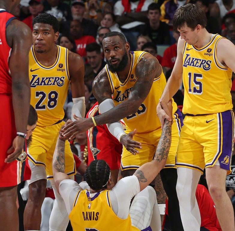 关于NBA榜首之争：湖人尴尬连败，对手领跑局面的信息