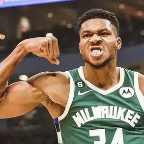 雄鹿血洗活塞，字母哥轻松砍下分