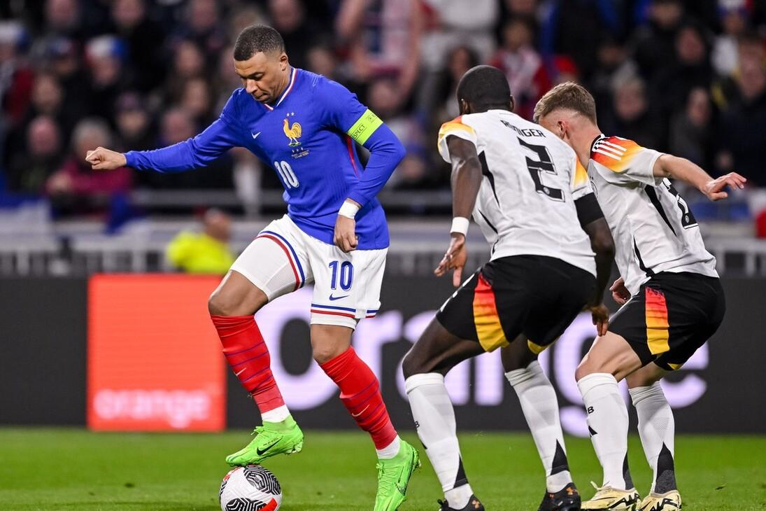 足球巨星们的激烈交锋持续进行