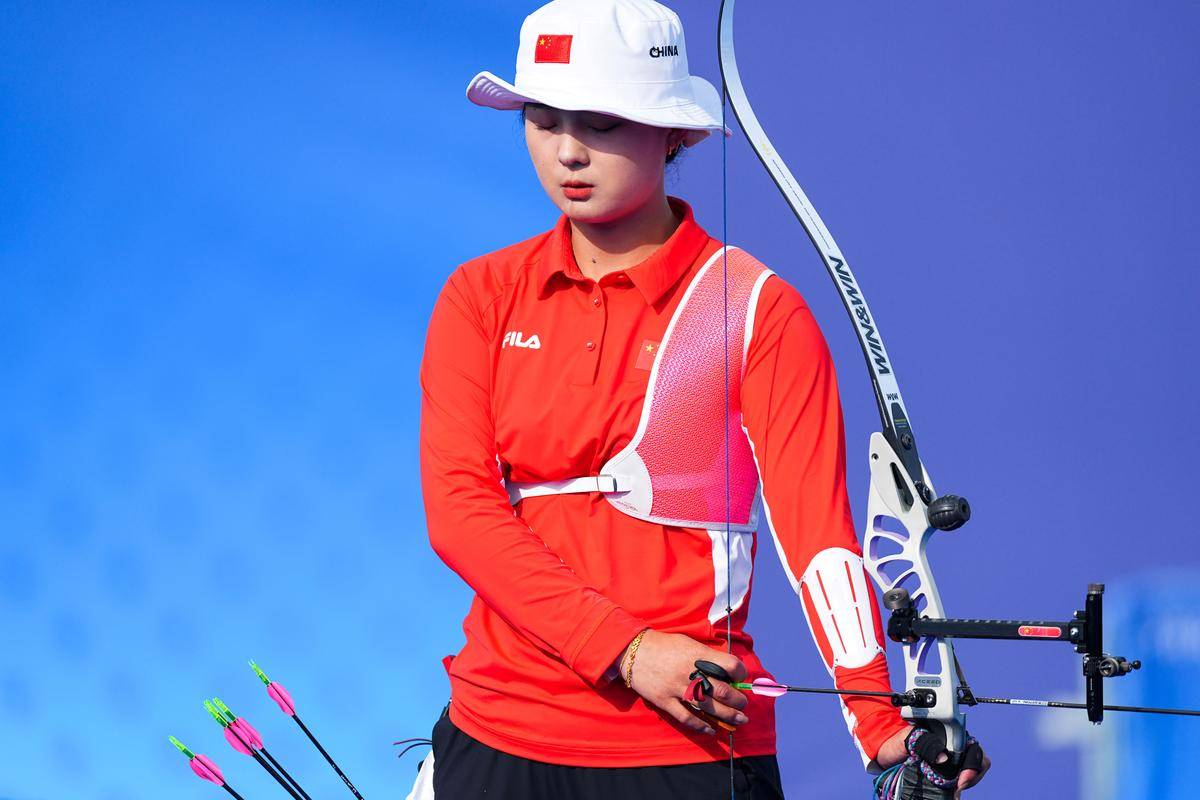 射箭比赛选手发挥稳定，精准射中