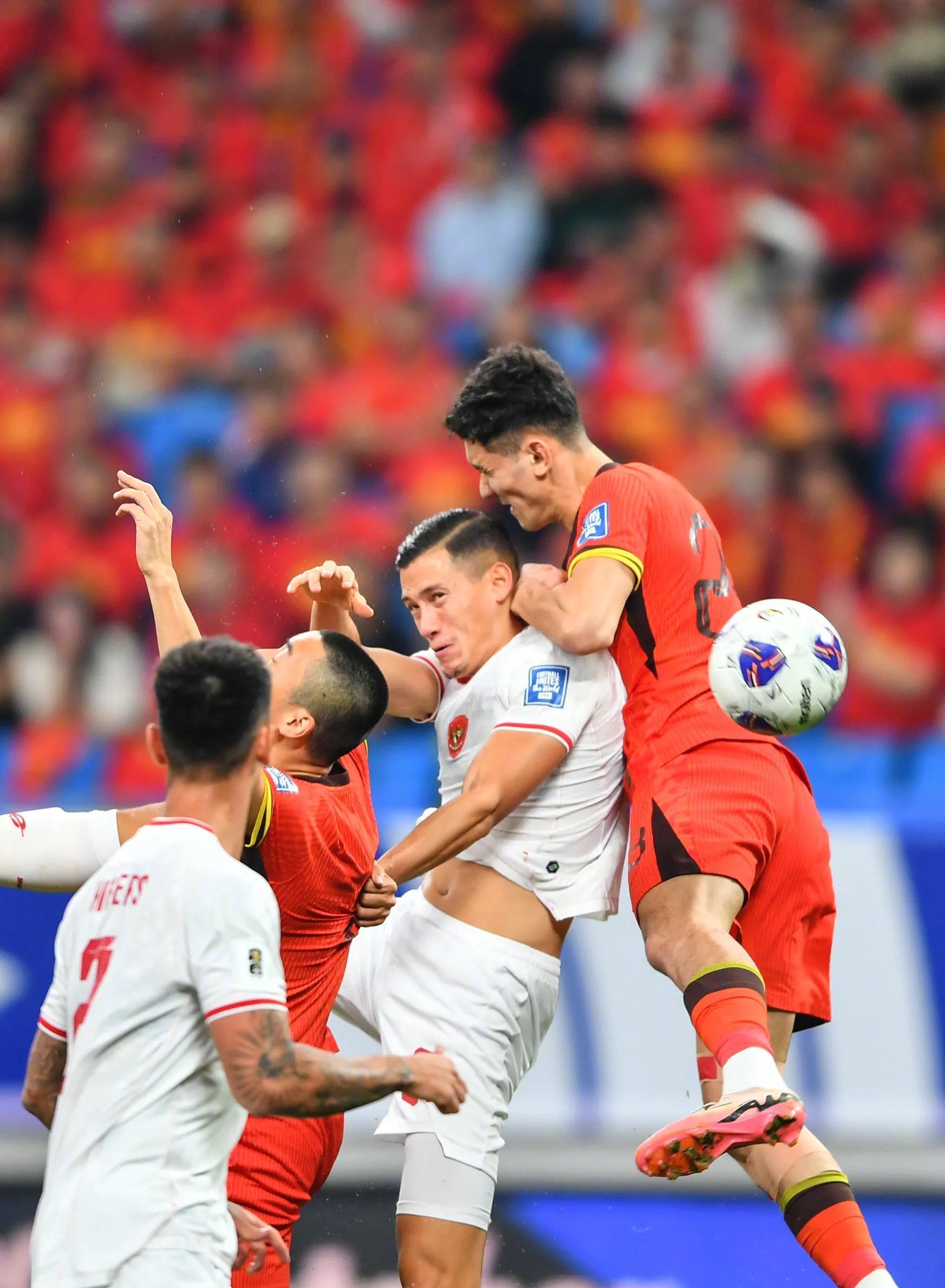 包含足球场上风起云涌，胜负难分的词条