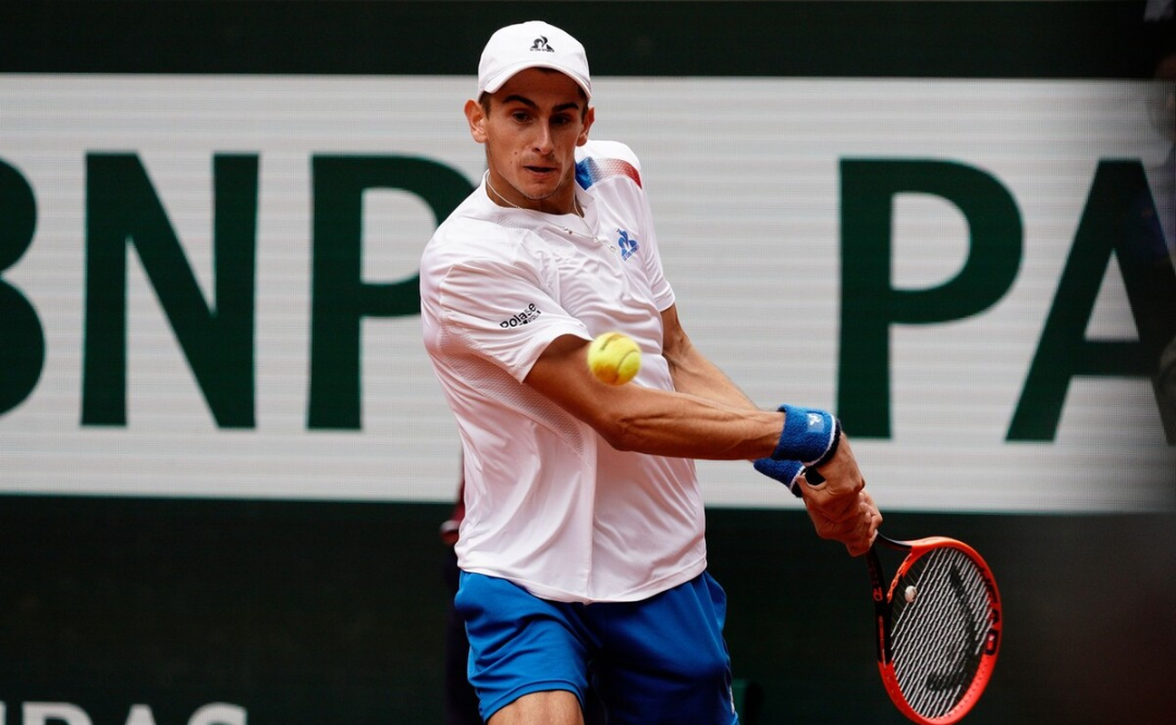 关于英国网球队翻盘西班牙网球队，西西帕斯完成帽子戏法的信息